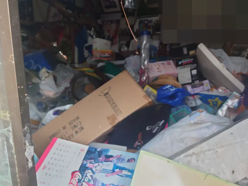 荒尾市 ゴミ屋敷片付け前・荷物や生活ゴミが積み上がった状態