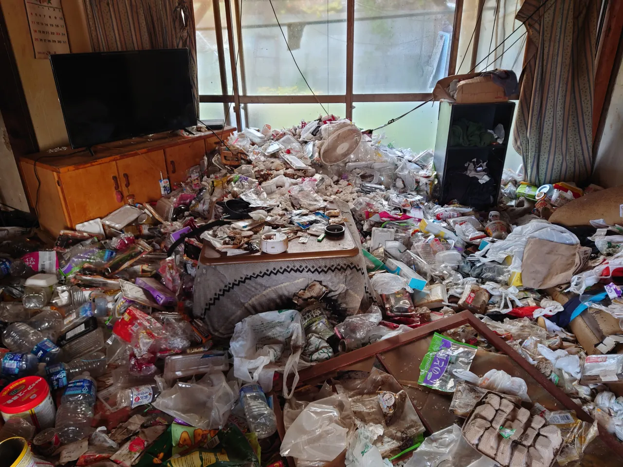ゴミ屋敷状態のお部屋・床が見えないほど大量の生活ゴミやペットボトルが堆積した作業前の様子