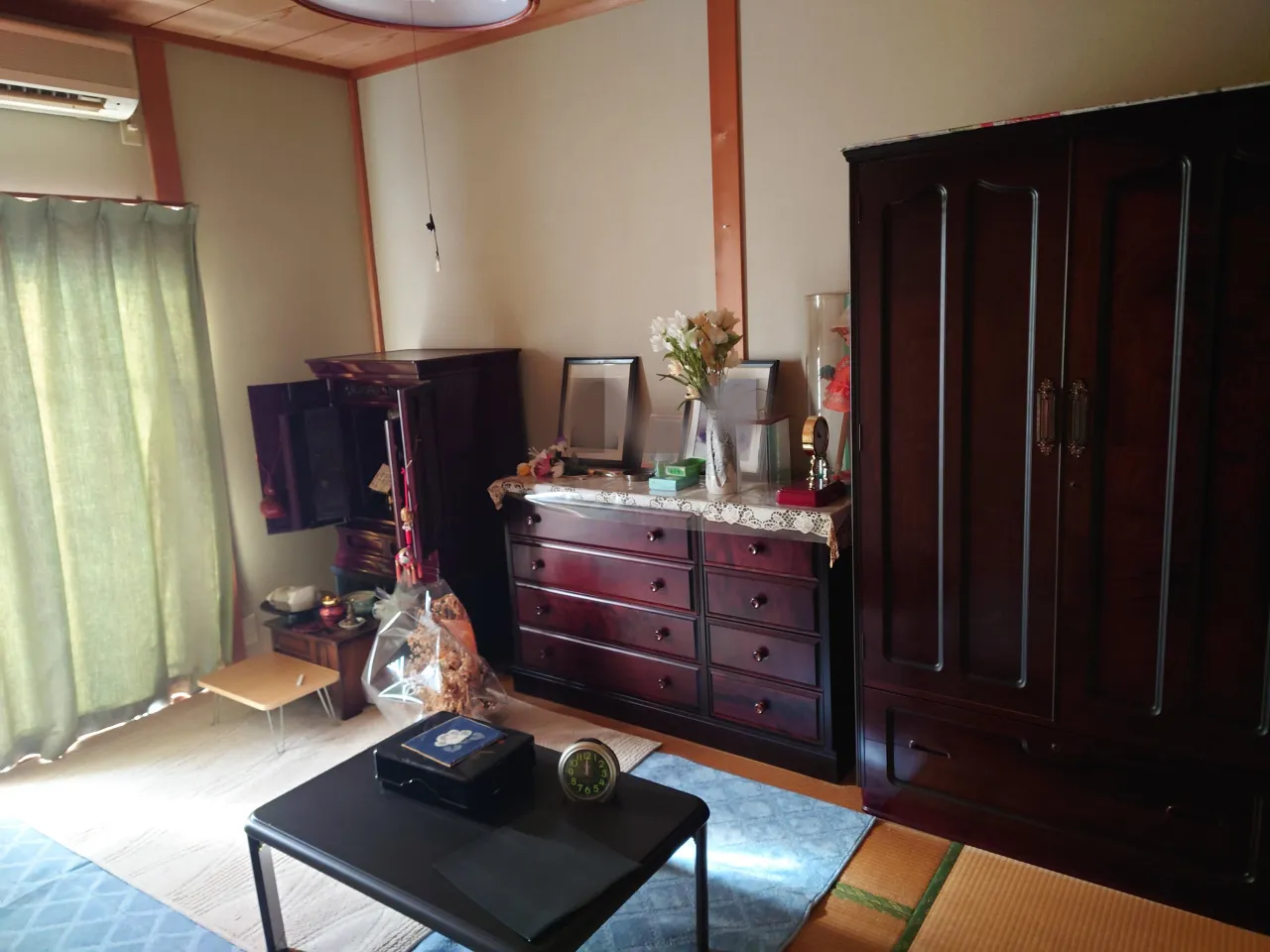 大牟田市での一戸建て遺品整理・作業前の和室に積み重なった家財道具の様子