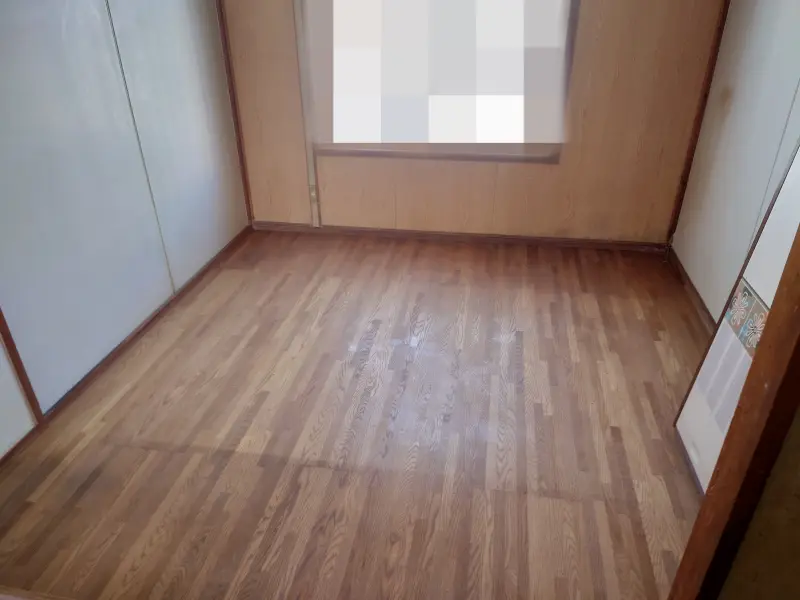 大牟田市のお部屋のお片付け・清掃完了後。カーペットも撤去し綺麗なフローリングになった状態