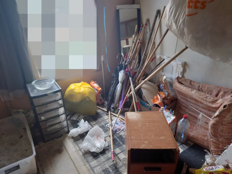 大牟田市の物置部屋のお片付け前。カーペットや不用品が散乱している状態