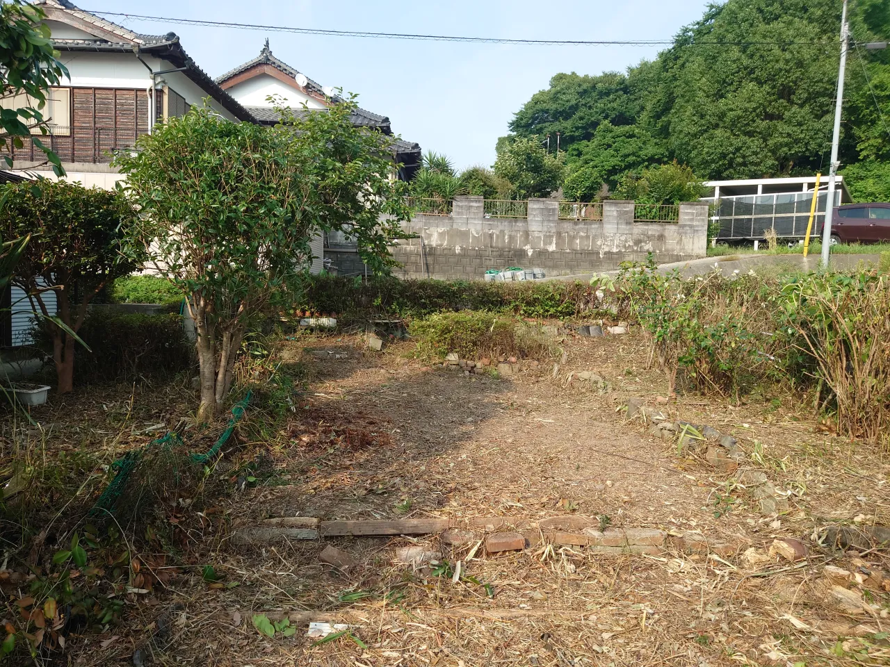 お庭の草刈り・剪定完了後。雑草を根こそぎ刈り取り、庭木を整えて見通しが良くなった空き家のお庭